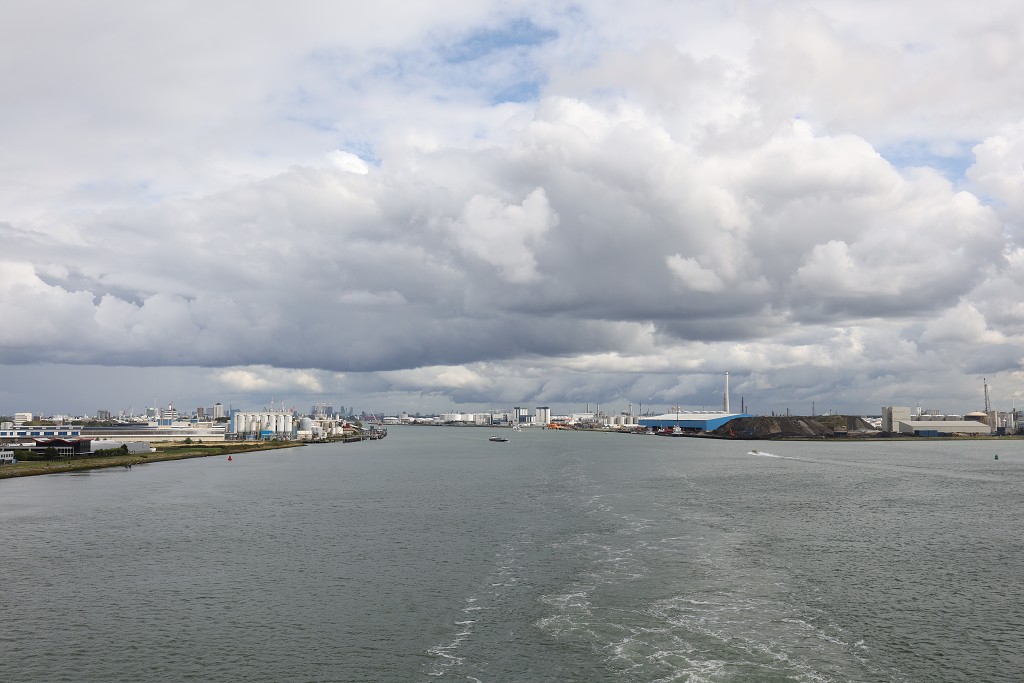 europoort maasvlakte rotterdam botlek haven scheepvaart industrie fabrieken marine transport overslag terminal portlantis ferry centrale